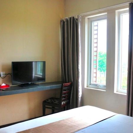 Crew Express Hotel Lubukpakam Екстериор снимка