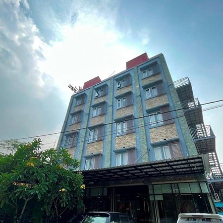 Crew Express Hotel Lubukpakam Екстериор снимка