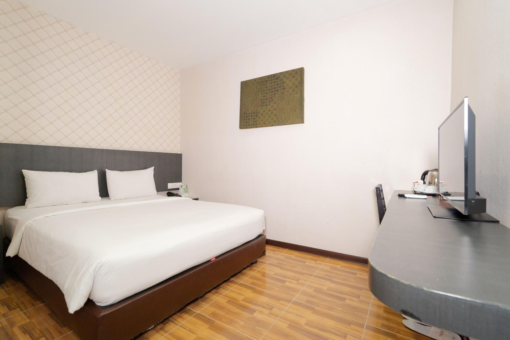 Crew Express Hotel Lubukpakam Екстериор снимка
