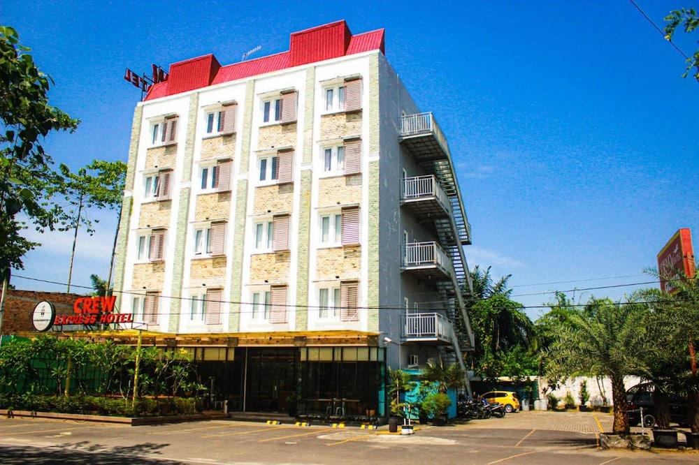 Crew Express Hotel Lubukpakam Екстериор снимка