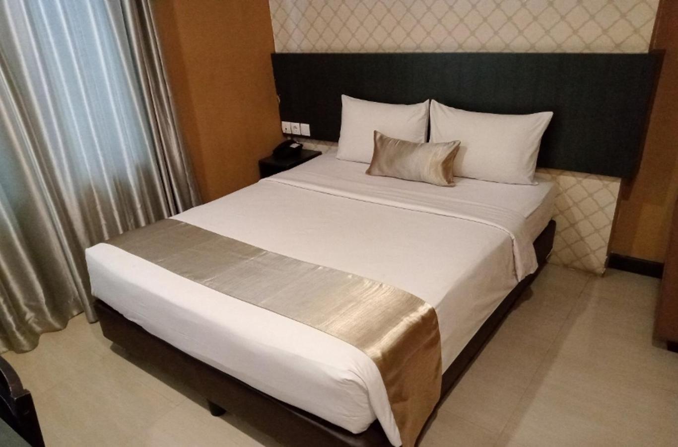 Crew Express Hotel Lubukpakam Екстериор снимка