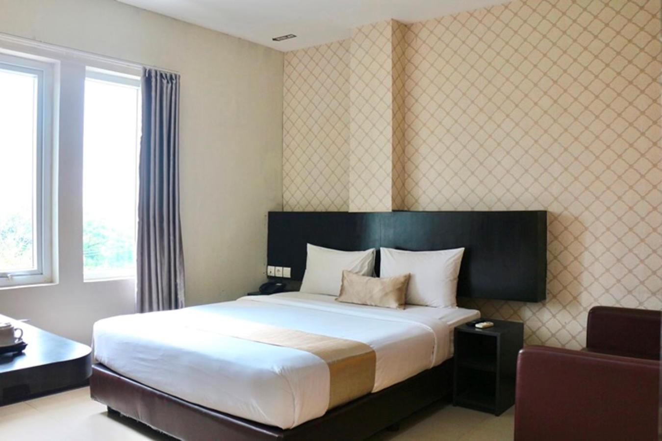 Crew Express Hotel Lubukpakam Екстериор снимка