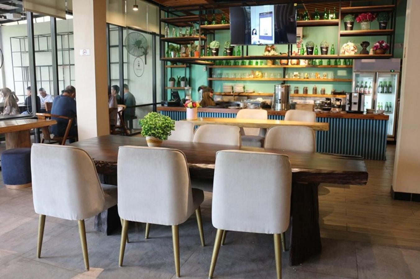 Crew Express Hotel Lubukpakam Екстериор снимка