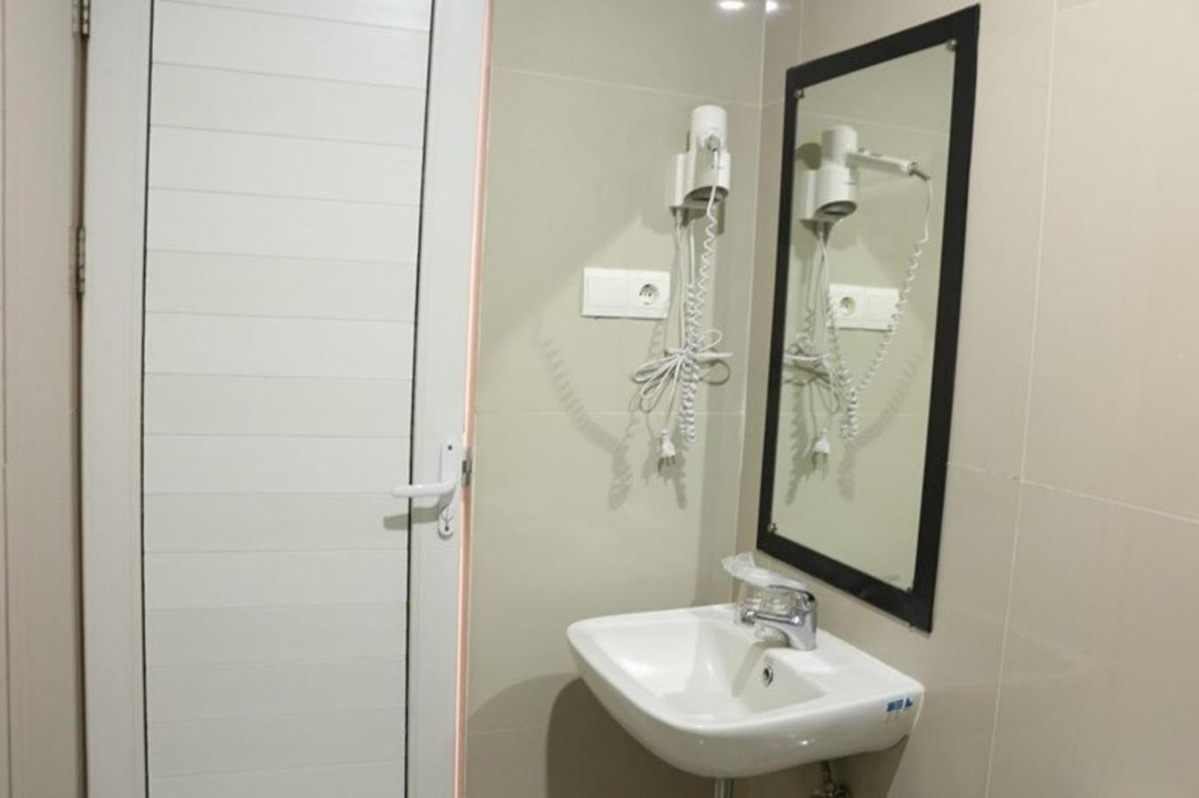 Crew Express Hotel Lubukpakam Екстериор снимка