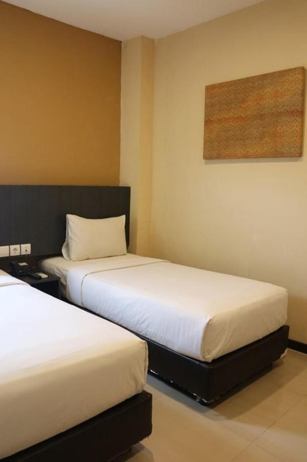 Crew Express Hotel Lubukpakam Екстериор снимка