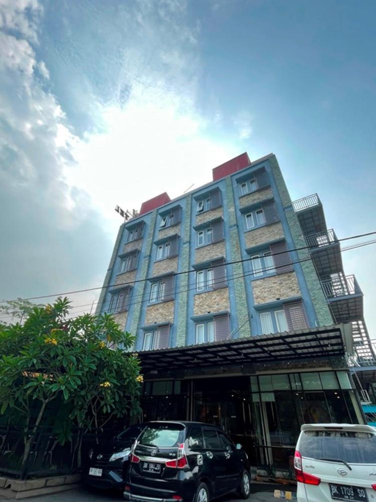 Crew Express Hotel Lubukpakam Екстериор снимка
