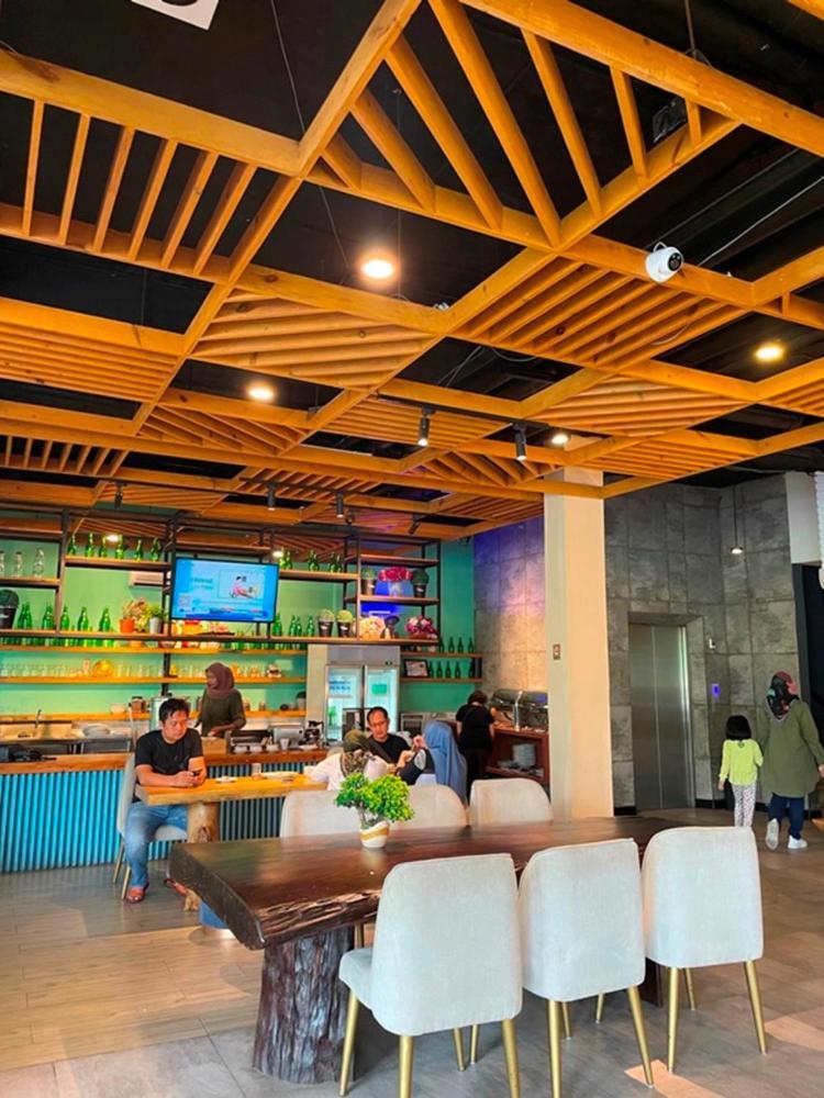 Crew Express Hotel Lubukpakam Екстериор снимка