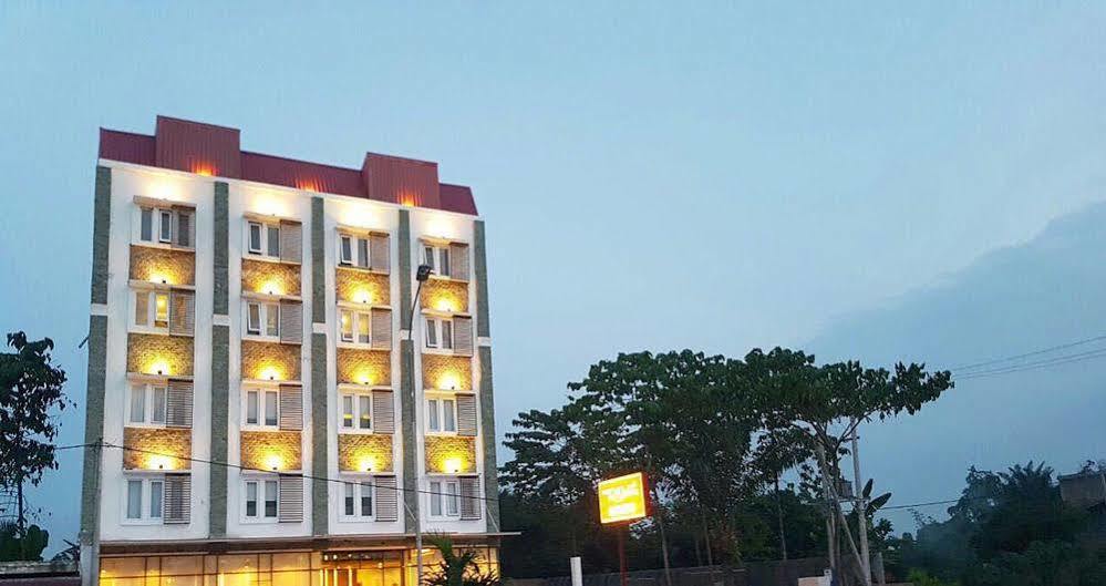 Crew Express Hotel Lubukpakam Екстериор снимка