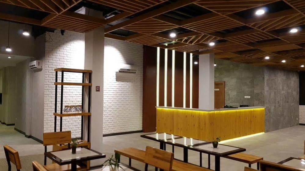 Crew Express Hotel Lubukpakam Екстериор снимка