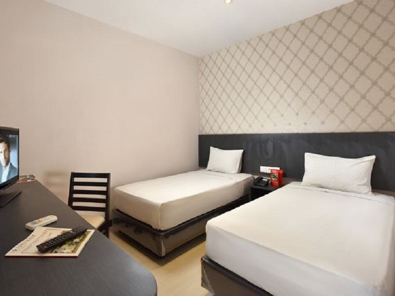 Crew Express Hotel Lubukpakam Екстериор снимка